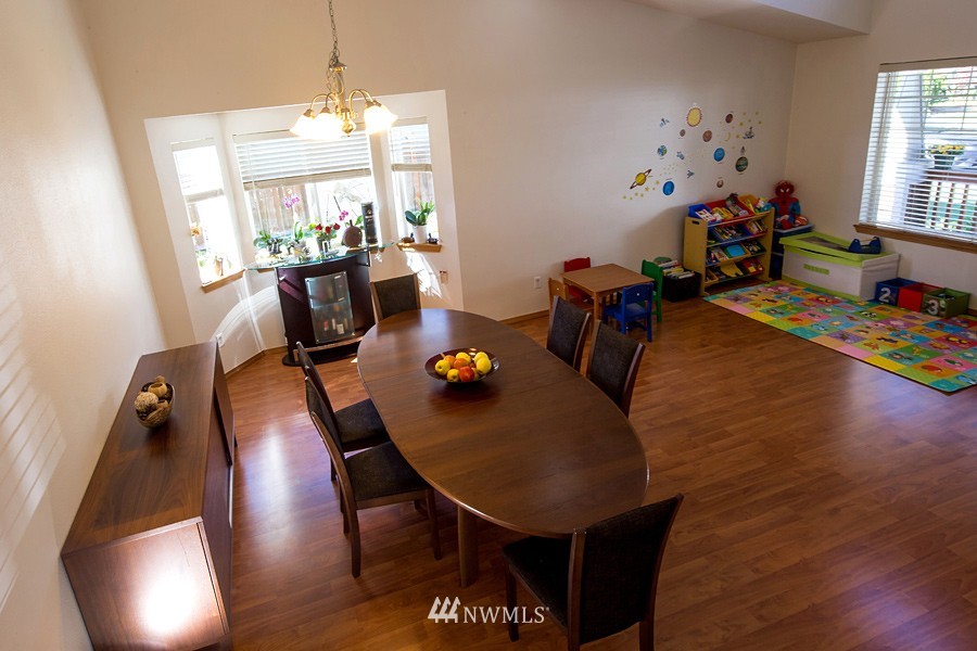 6129 Northeast 7th Court Renton, WA 98059 - Photo 4 of 25
