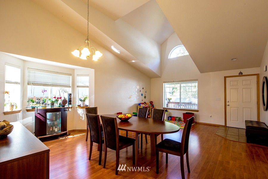 6129 Northeast 7th Court Renton, WA 98059 - Photo 5 of 25