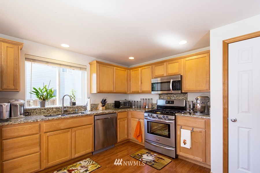 6129 Northeast 7th Court Renton, WA 98059 - Photo 6 of 25
