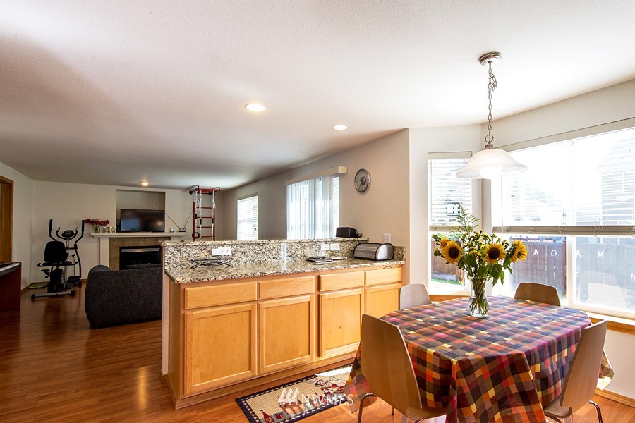 6129 Northeast 7th Court Renton, WA 98059 - Photo 8 of 25