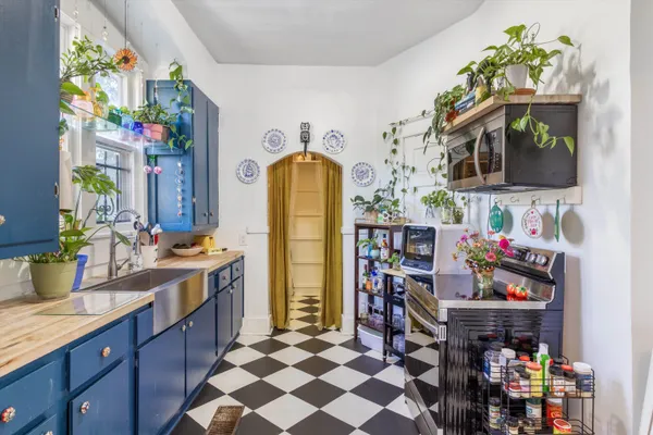 $299,900 | 2282 Central Avenue, Memphis, TN 38104