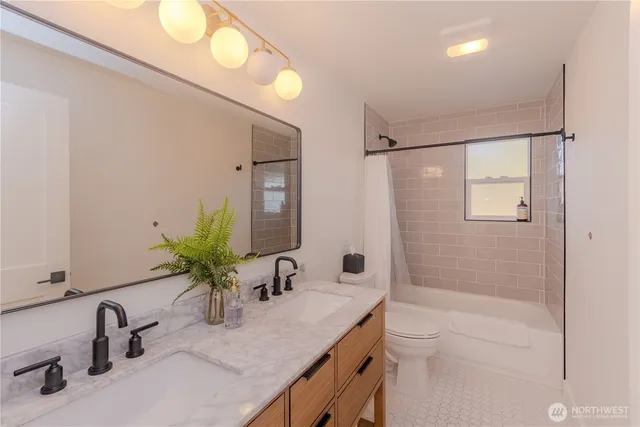 $1,139,000 | 242 Southwest 186th Street, Normandy Park, WA 98166