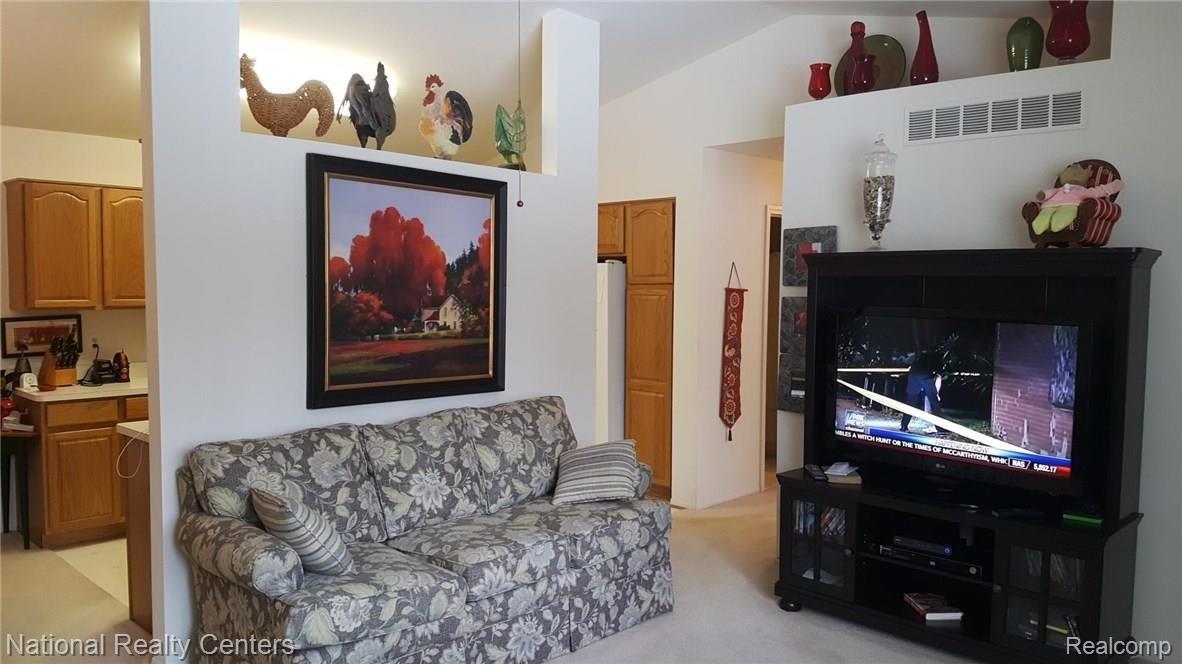 240 Pine Tree Ridge, Unit 94 Waterford, MI 48327 - Photo 4 of 11 2017030395115056.jpg