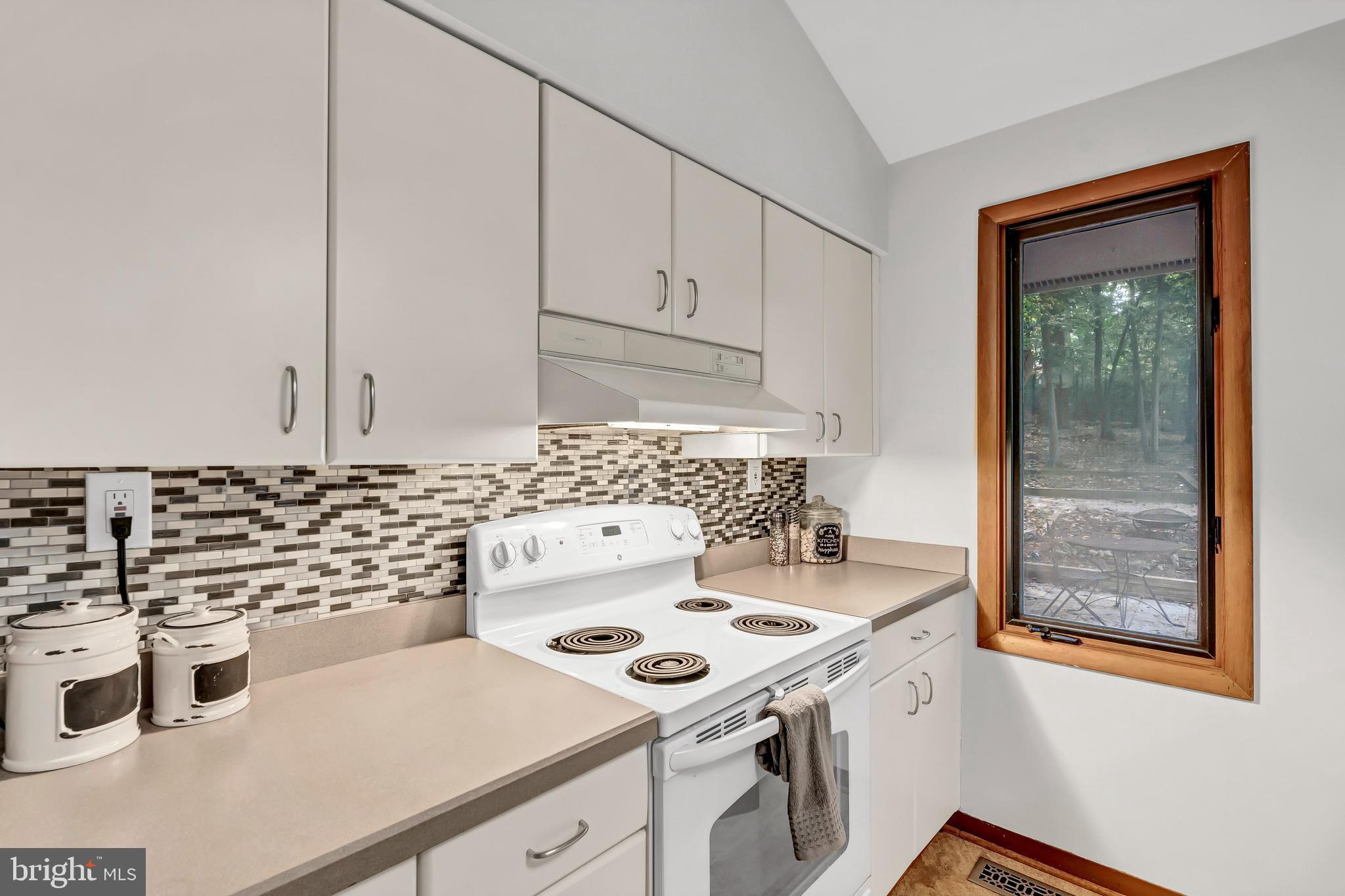 12211 Brookhaven Drive Silver Spring, MD 20902 - Photo 16 of 54 Crisp Kitchen