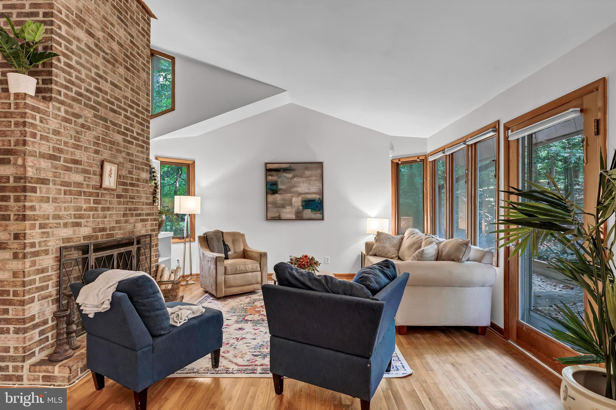 12211 Brookhaven Drive Silver Spring, MD 20902 - Photo 5 of 54 Inviting Living Room