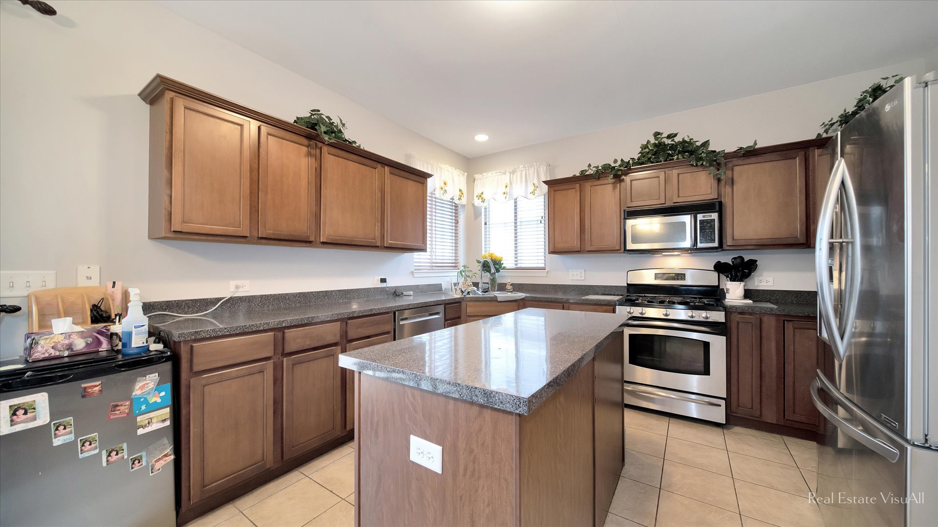 846 Oak Ridge Boulevard Elgin, IL 60120 - Photo 5 of 19 a kitchen with a sink stove and refrigerator