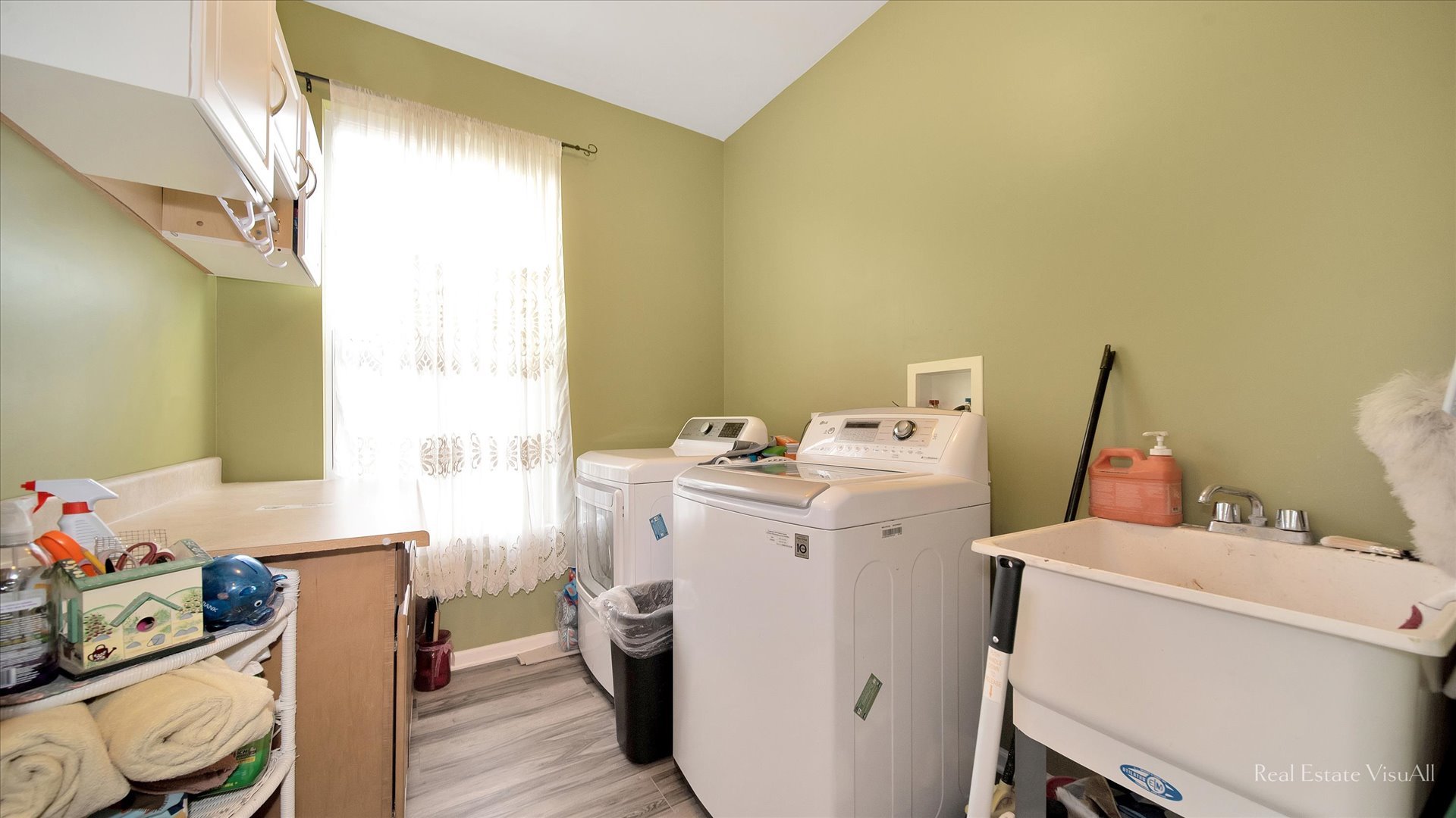 846 Oak Ridge Boulevard Elgin, IL 60120 - Photo 10 of 19 a utility room with dryer and washer