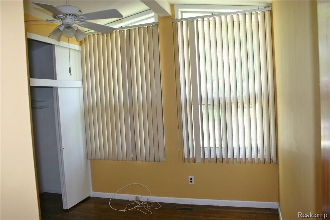 17111 Rougeway Street Livonia, MI 48152 - Photo 20 of 40 2nd bedroom with ceiling fan!