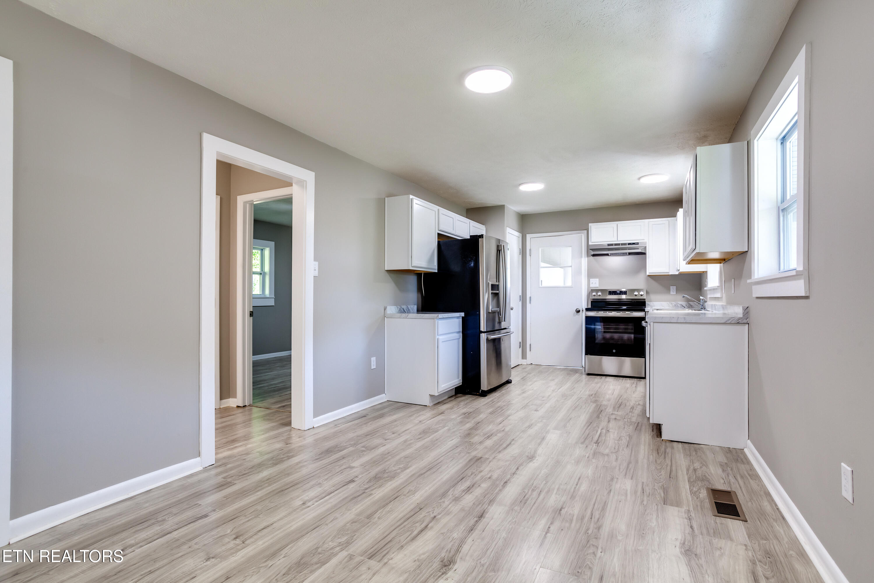 114 West Maiden Lane Oak Ridge, TN 37830 - Photo 11 of 38 015260421-1-114WMaidenLnOakridgeTn-SMALL
