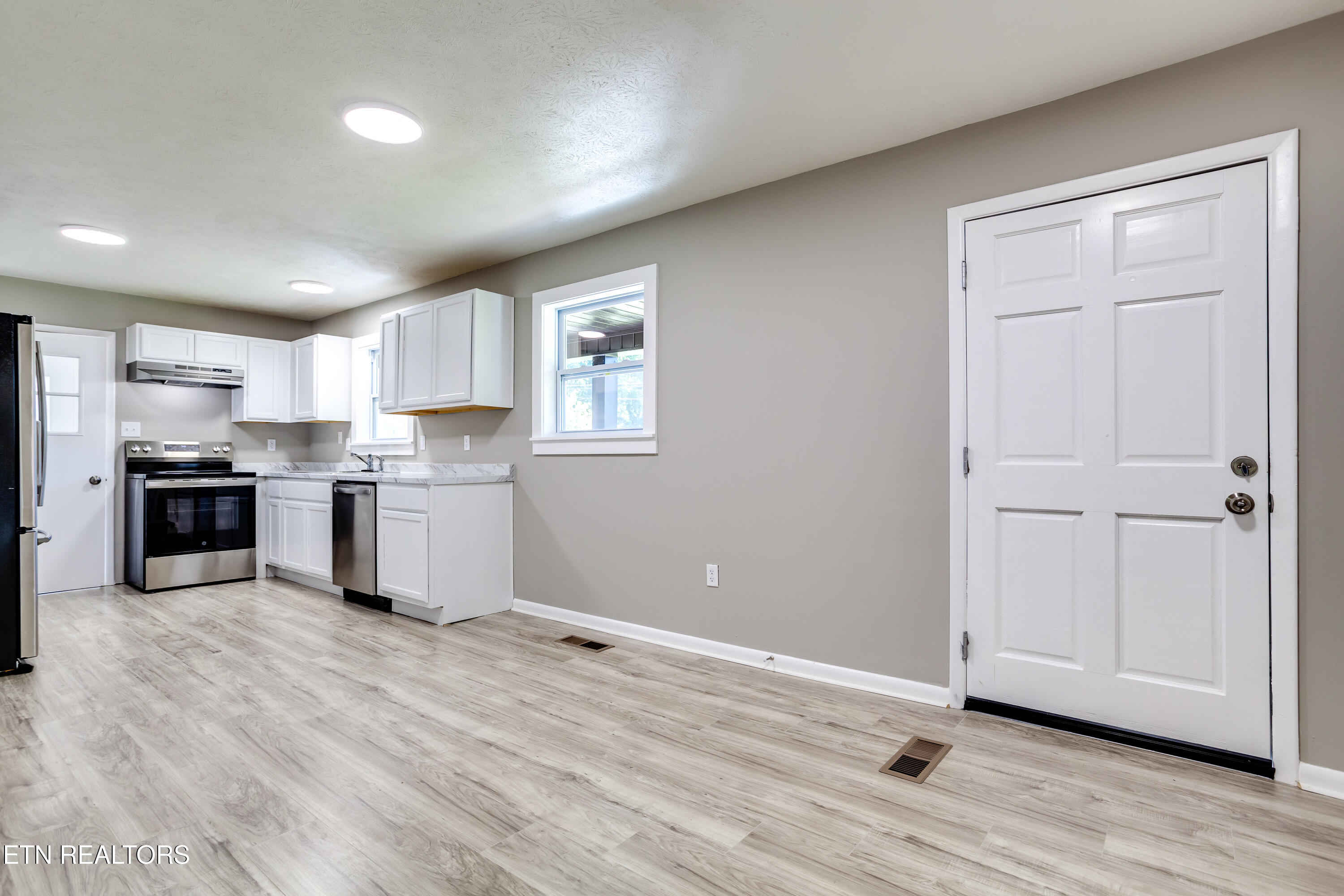 114 West Maiden Lane Oak Ridge, TN 37830 - Photo 12 of 38 016260421-1-114WMaidenLnOakridgeTn-SMALL