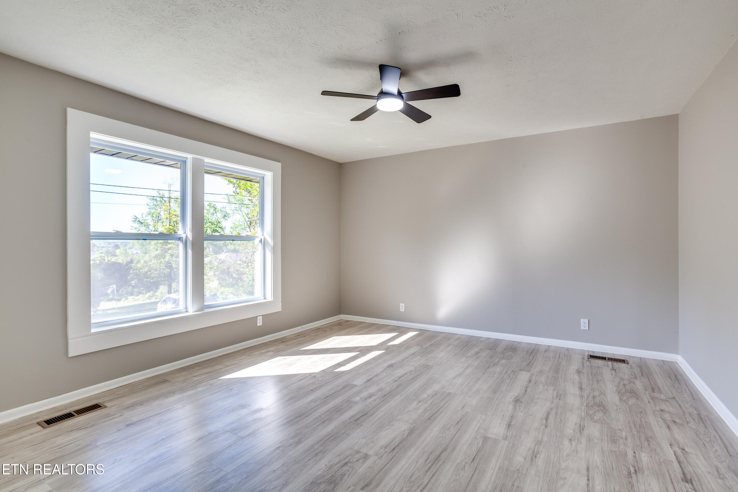 114 West Maiden Lane Oak Ridge, TN 37830 - Photo 18 of 38 023260421-1-114WMaidenLnOakridgeTn-SMALL