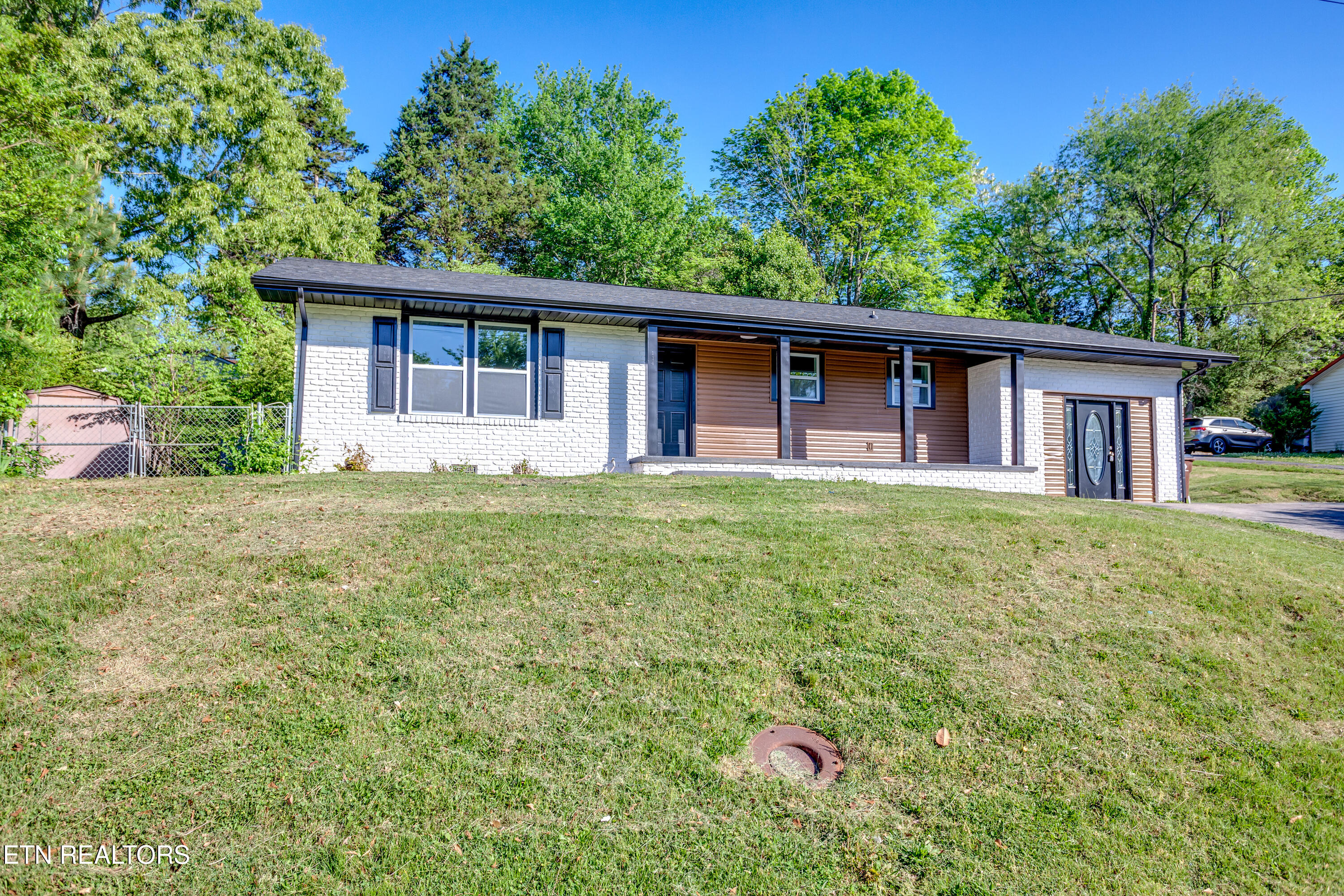 114 West Maiden Lane Oak Ridge, TN 37830 - Photo 2 of 38 007260421-1-114WMaidenLnOakridgeTn-SMALL