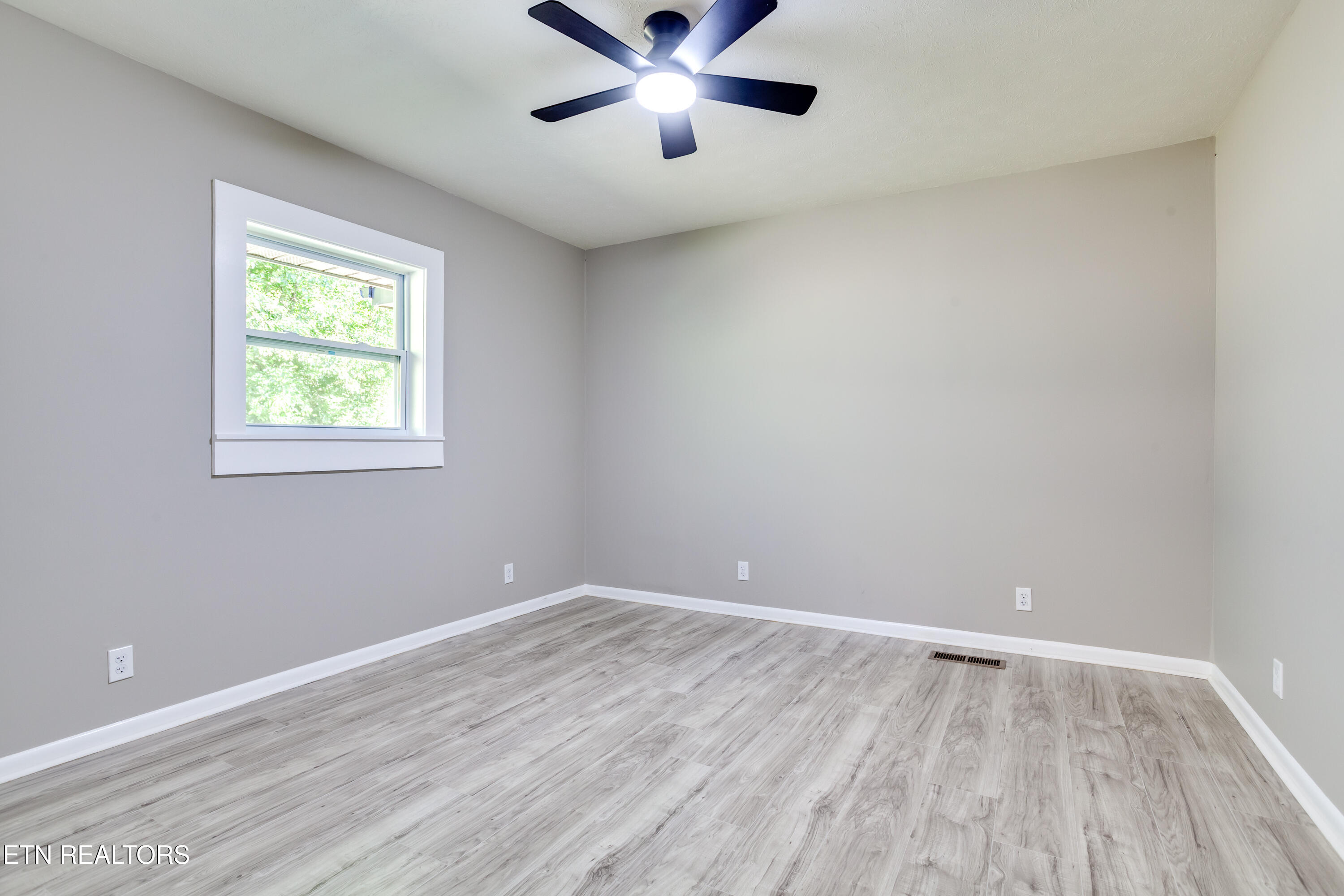 114 West Maiden Lane Oak Ridge, TN 37830 - Photo 23 of 38 029260421-1-114WMaidenLnOakridgeTn-SMALL