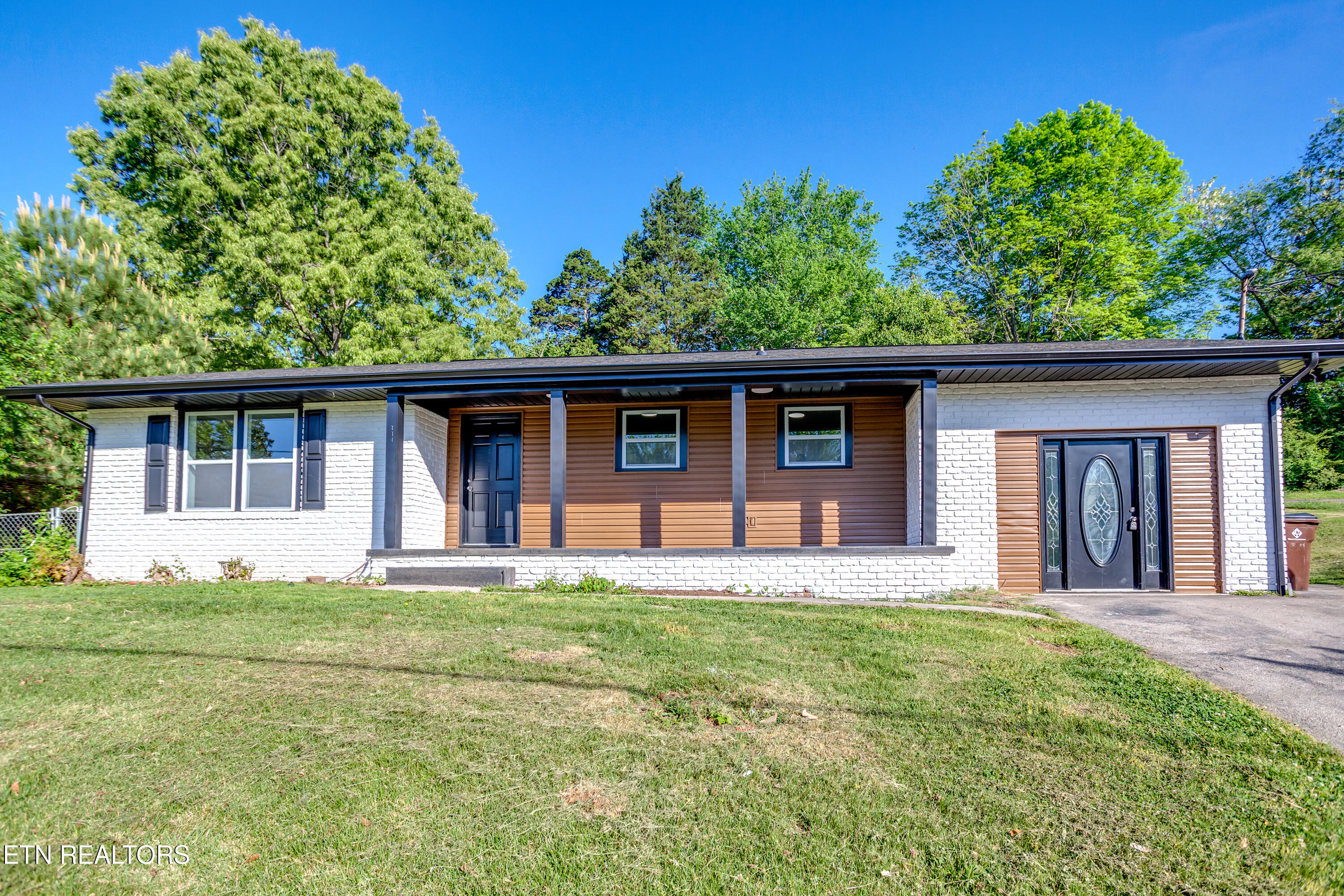 114 West Maiden Lane Oak Ridge, TN 37830 - Photo 3 of 38 002260421-1-114WMaidenLnOakridgeTn-SMALL