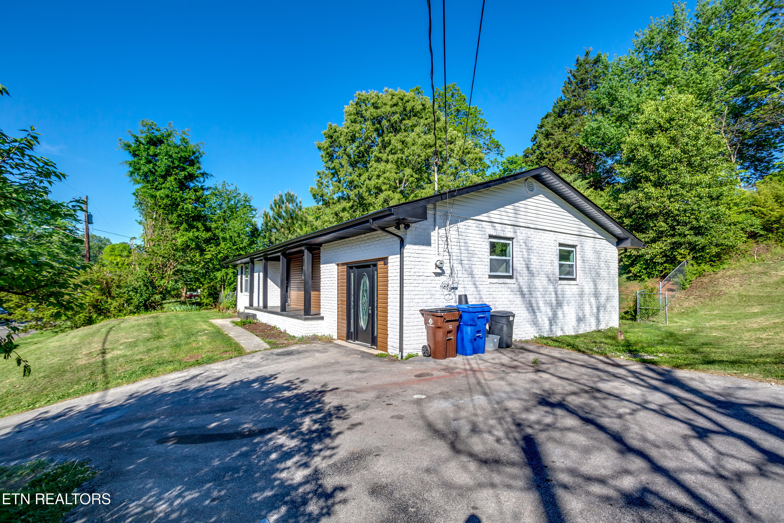 114 West Maiden Lane Oak Ridge, TN 37830 - Photo 5 of 38 008260421-1-114WMaidenLnOakridgeTn-SMALL