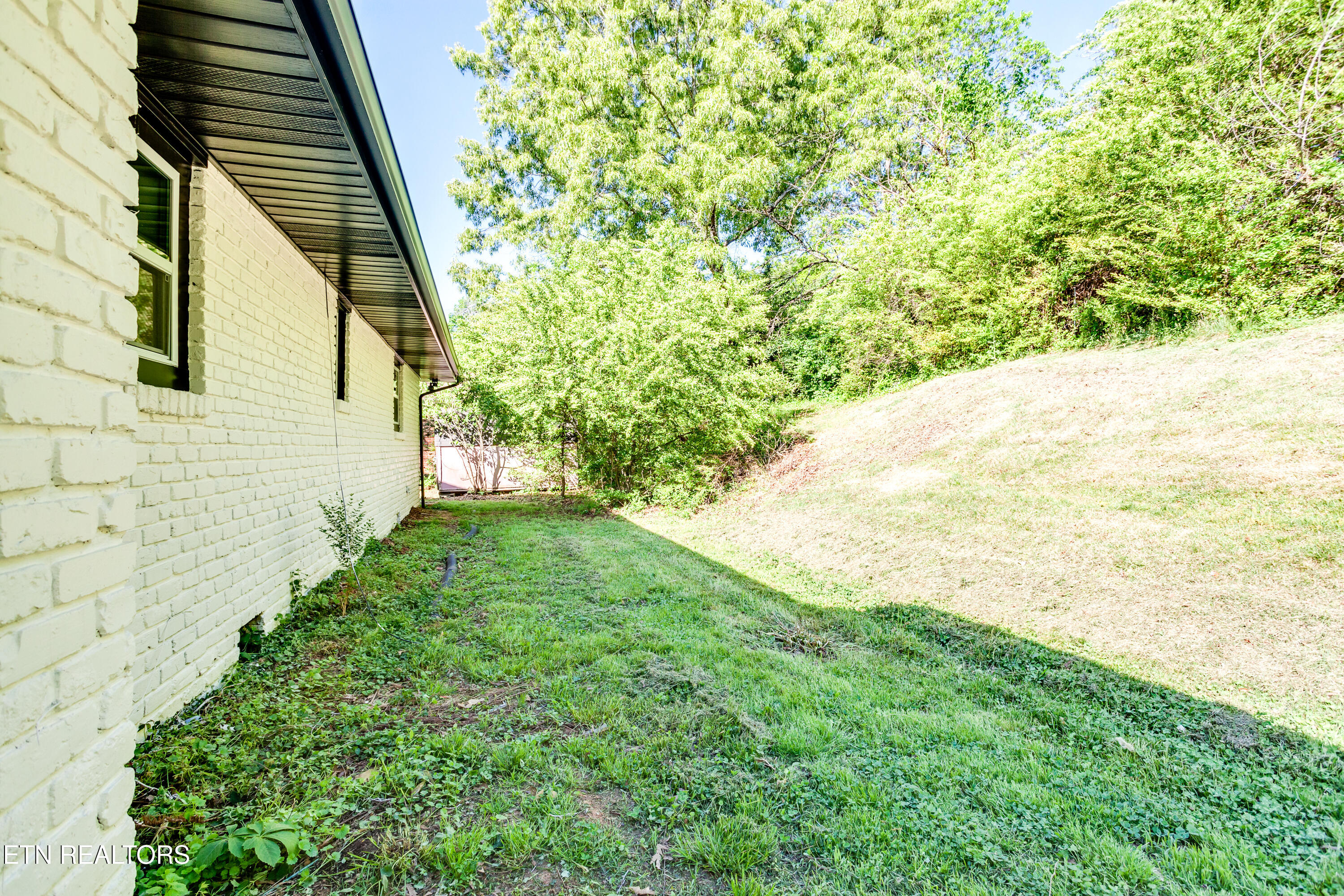 114 West Maiden Lane Oak Ridge, TN 37830 - Photo 6 of 38 039260421-1-114WMaidenLnOakridgeTn-SMALL