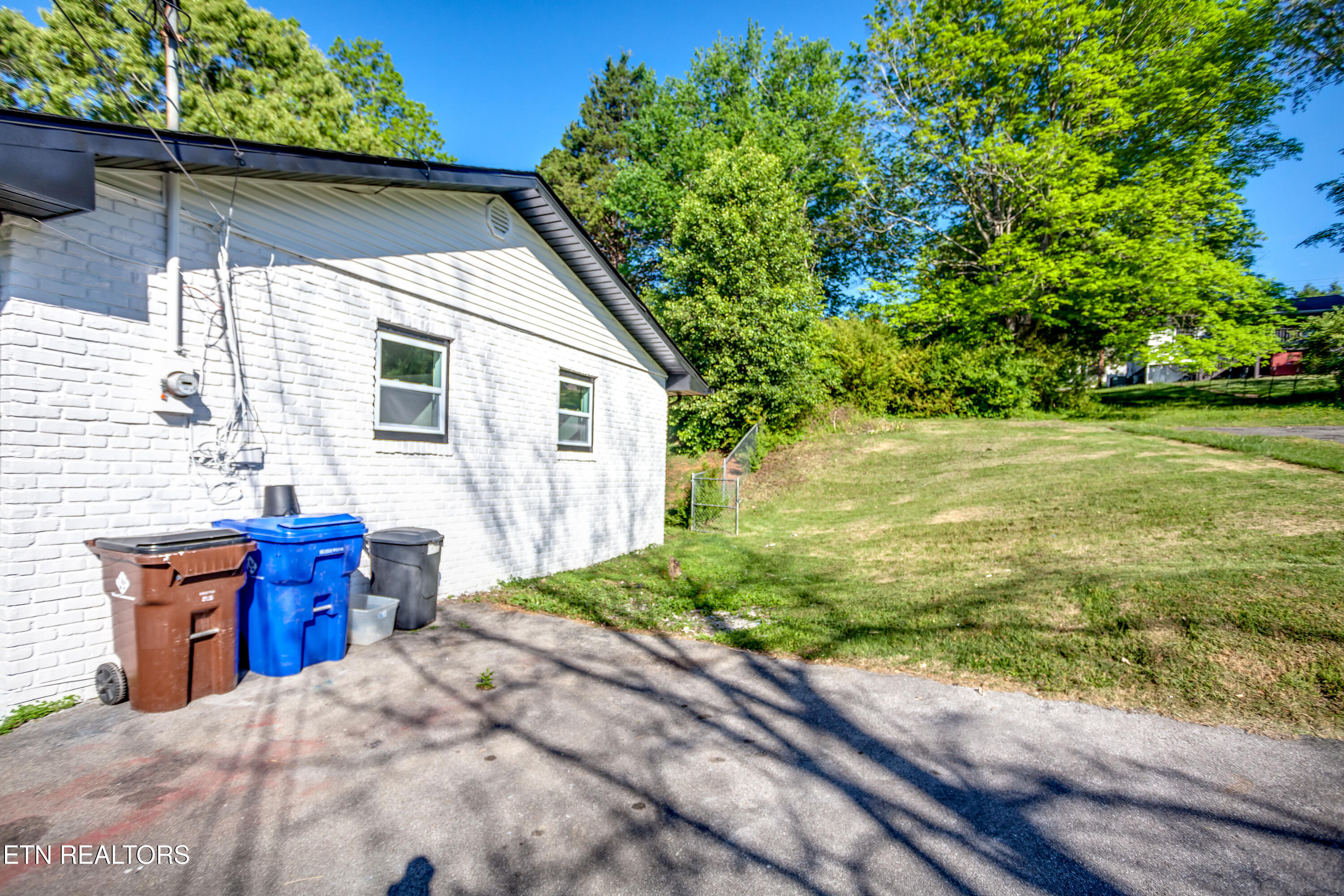 114 West Maiden Lane Oak Ridge, TN 37830 - Photo 7 of 38 010260421-1-114WMaidenLnOakridgeTn-SMALL