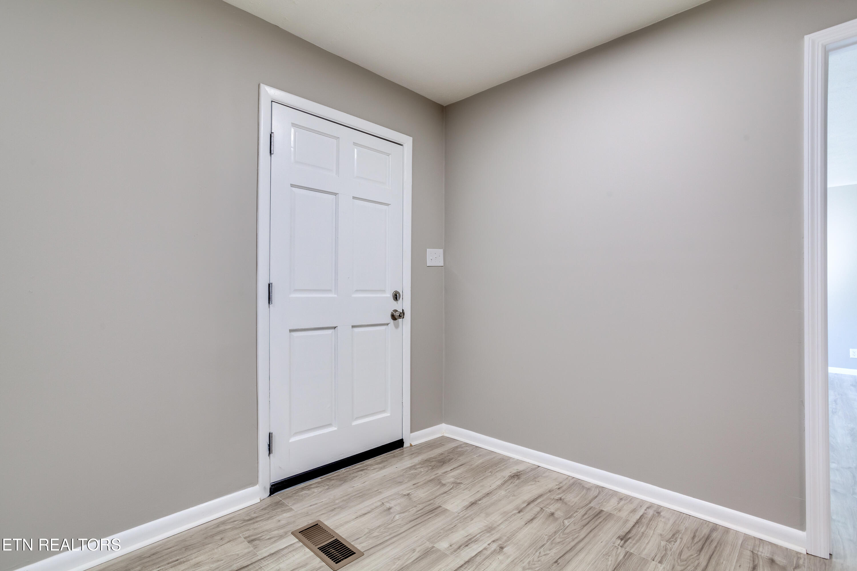 114 West Maiden Lane Oak Ridge, TN 37830 - Photo 10 of 38 014260421-1-114WMaidenLnOakridgeTn-SMALL