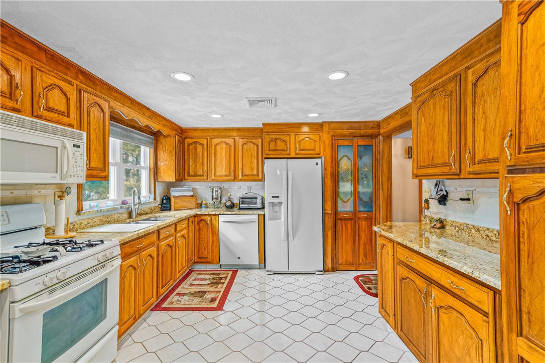 21 Hampton Avenue Warwick, RI 02889 - Photo 9 of 42