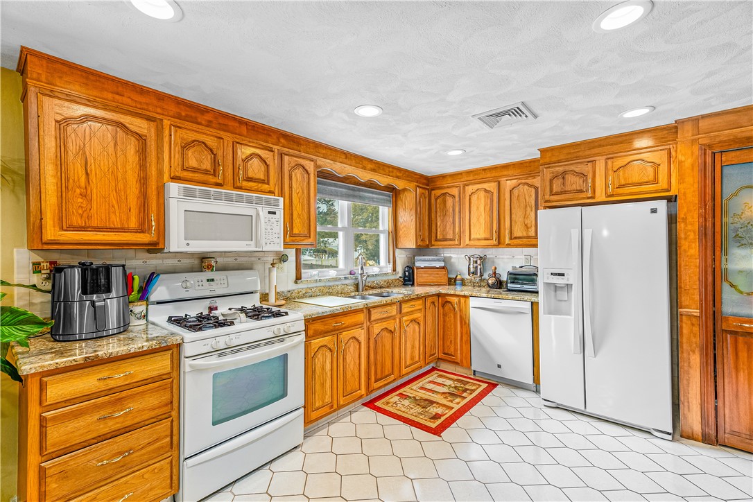 21 Hampton Avenue Warwick, RI 02889 - Photo 10 of 42