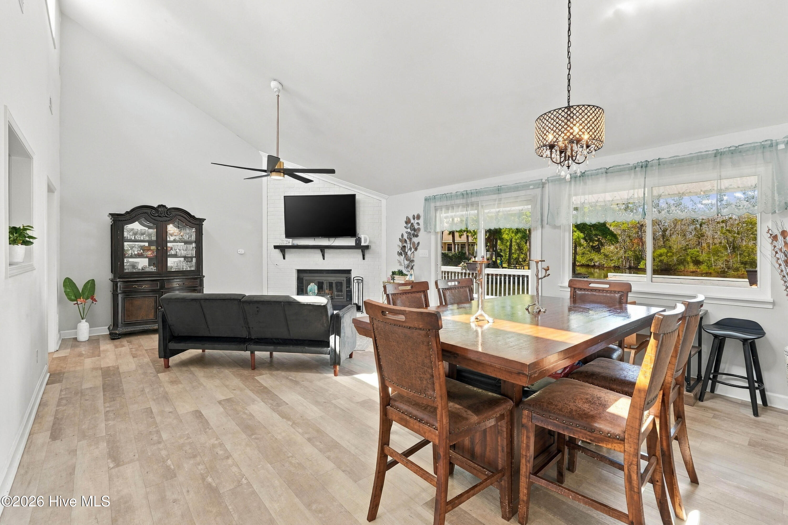107 Knotline Road New Bern, NC 28562 - Photo 12 of 67 12_dining area & living area