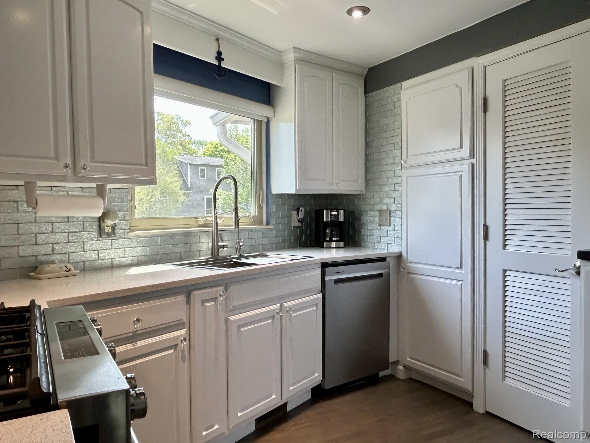 9831 Kress Road Pinckney, MI 48169 - Photo 7 of 35 Quartz Counter Tops.jpg