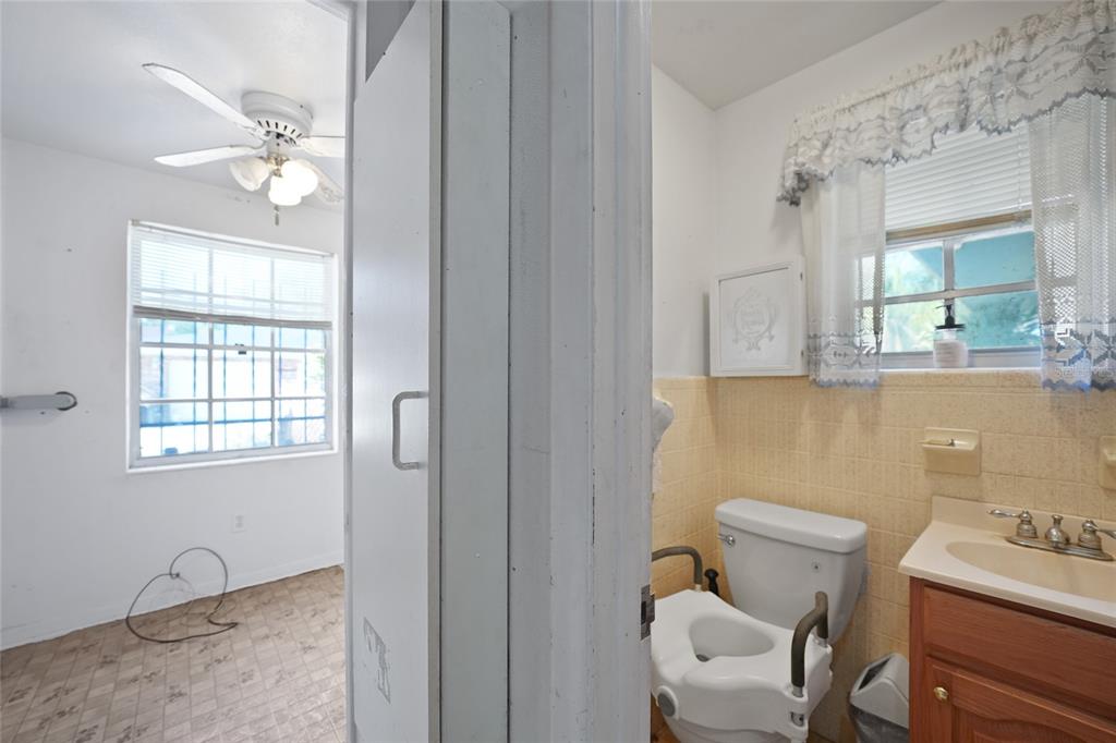 612 West Whidden Street Arcadia, FL 34266 - Photo 36 of 58 a bathroom with a toilet a sink and mirror