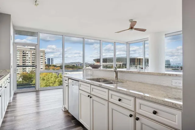 $729,000 | 1629 South Prairie Avenue, Unit 801, Chicago, IL 60616