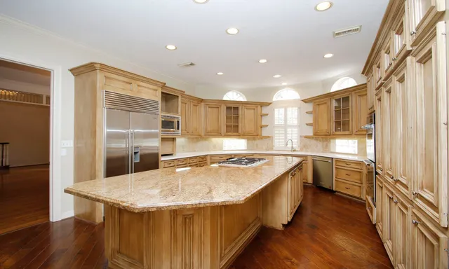 $925,000 | 8 Epernay Place, Jersey Village, TX 77040