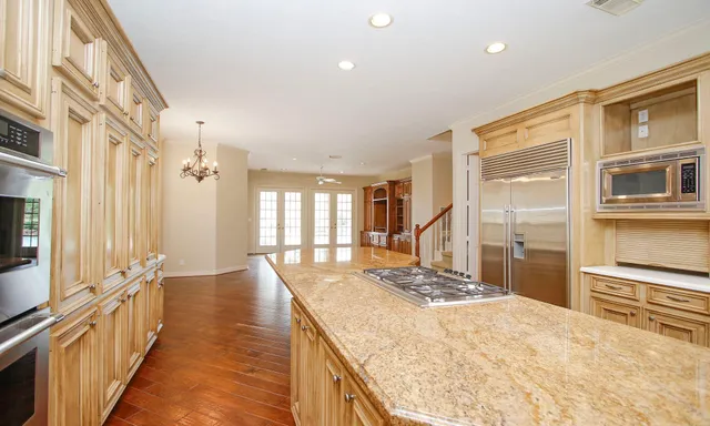 $925,000 | 8 Epernay Place, Jersey Village, TX 77040