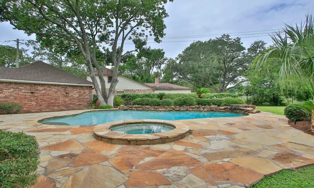 $925,000 | 8 Epernay Place, Jersey Village, TX 77040