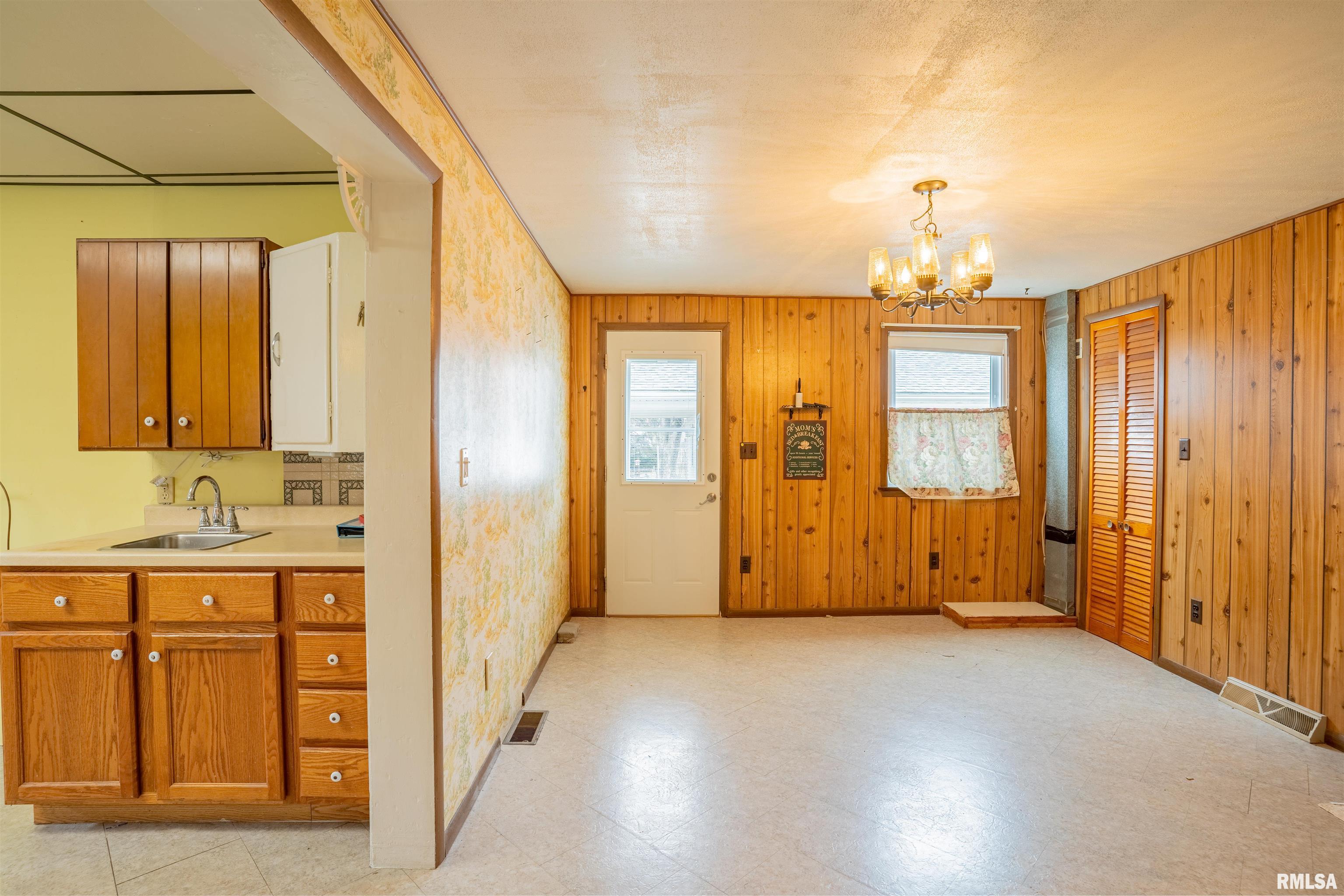 819 State Street Pekin, IL 61554 - Photo 10 of 32