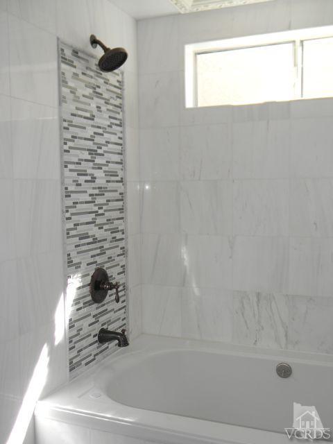 761 Congressional Road Simi Valley, CA 93065 - Photo 13 of 22 a bathroom with a bathtub