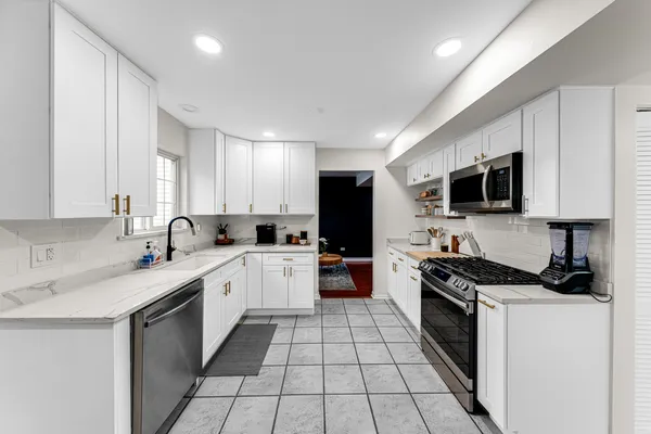 $320,000 | 1165 Blackburn Drive, Grayslake, IL 60030