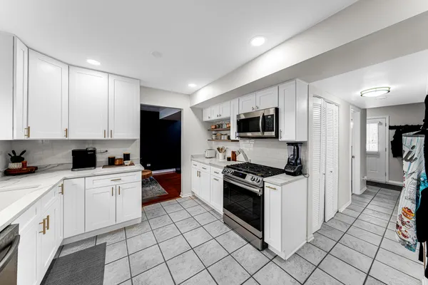 $320,000 | 1165 Blackburn Drive, Grayslake, IL 60030