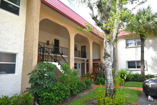 $1,800 | 198 Lake Evelyn Drive, West Palm Beach, FL 33411