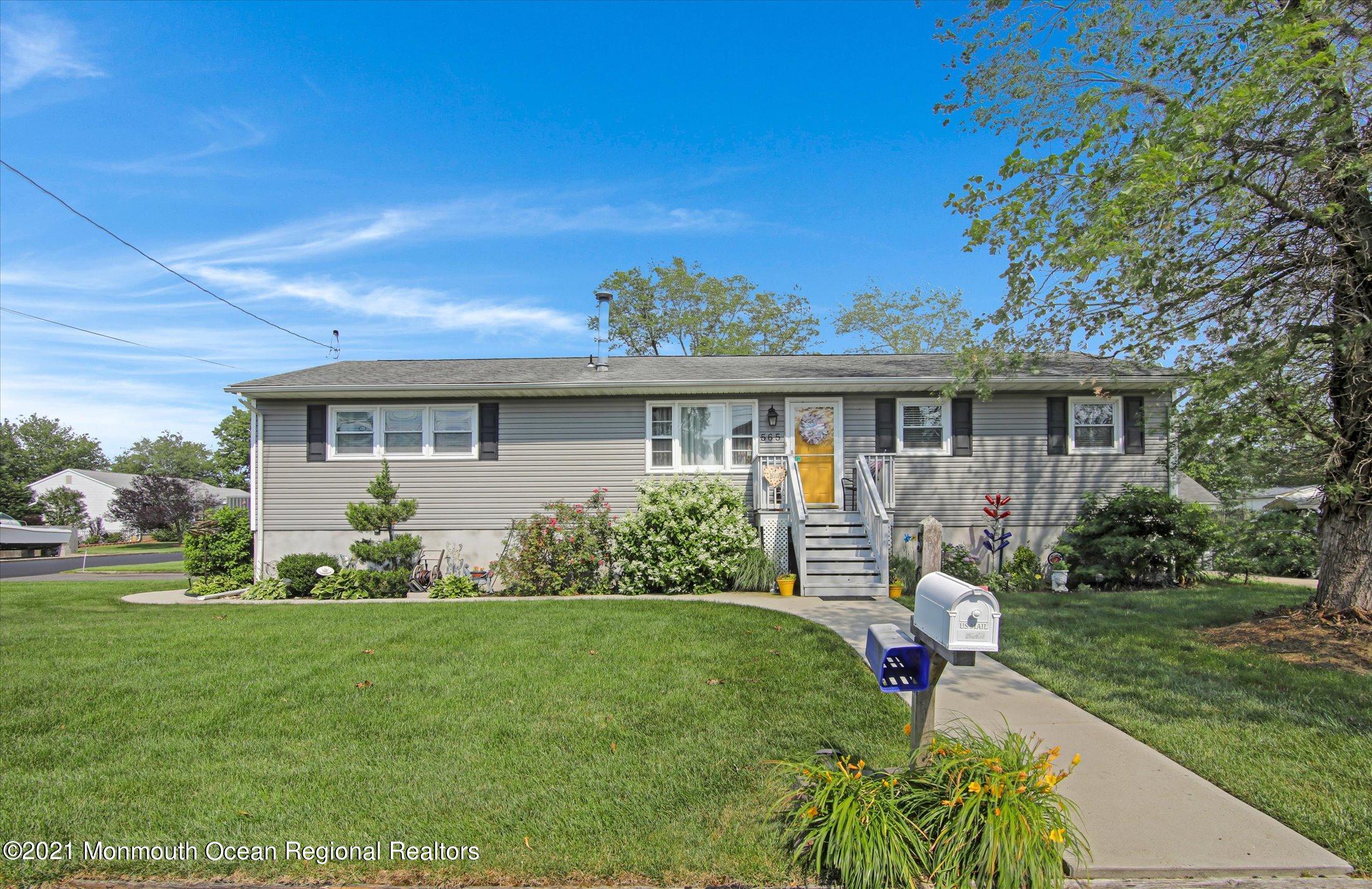 565 George Road Toms River, NJ 08753 - Photo 3 of 32 02-Front