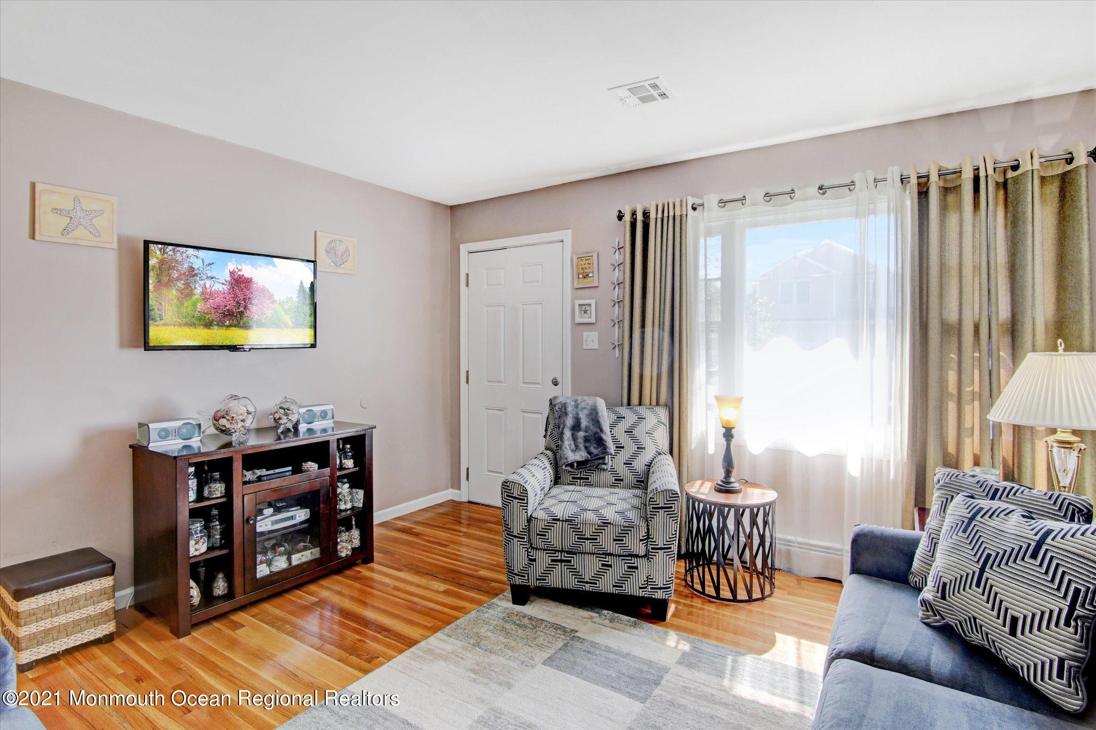 565 George Road Toms River, NJ 08753 - Photo 5 of 32 04-Living