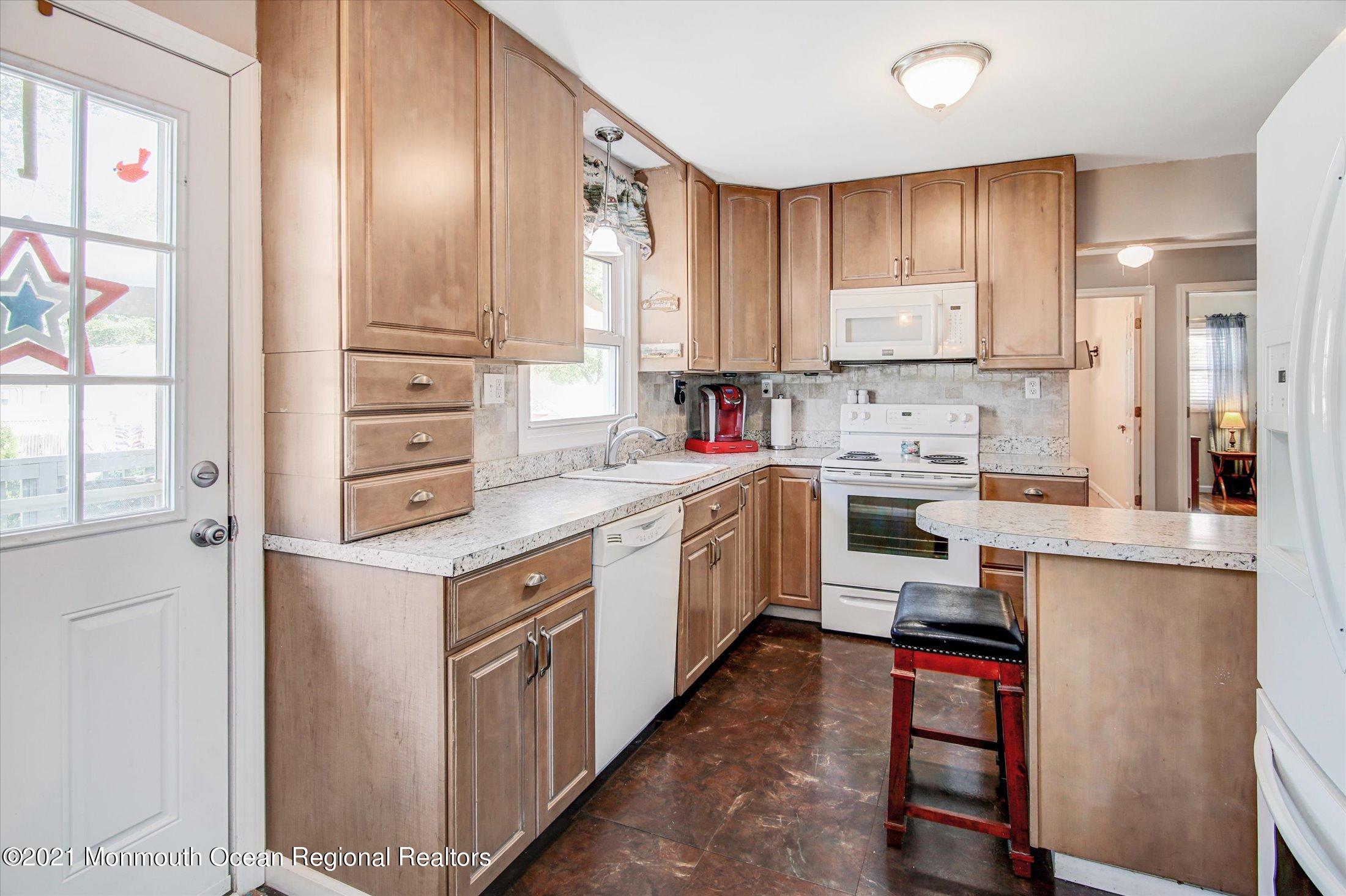 565 George Road Toms River, NJ 08753 - Photo 9 of 32 08-Kitchen