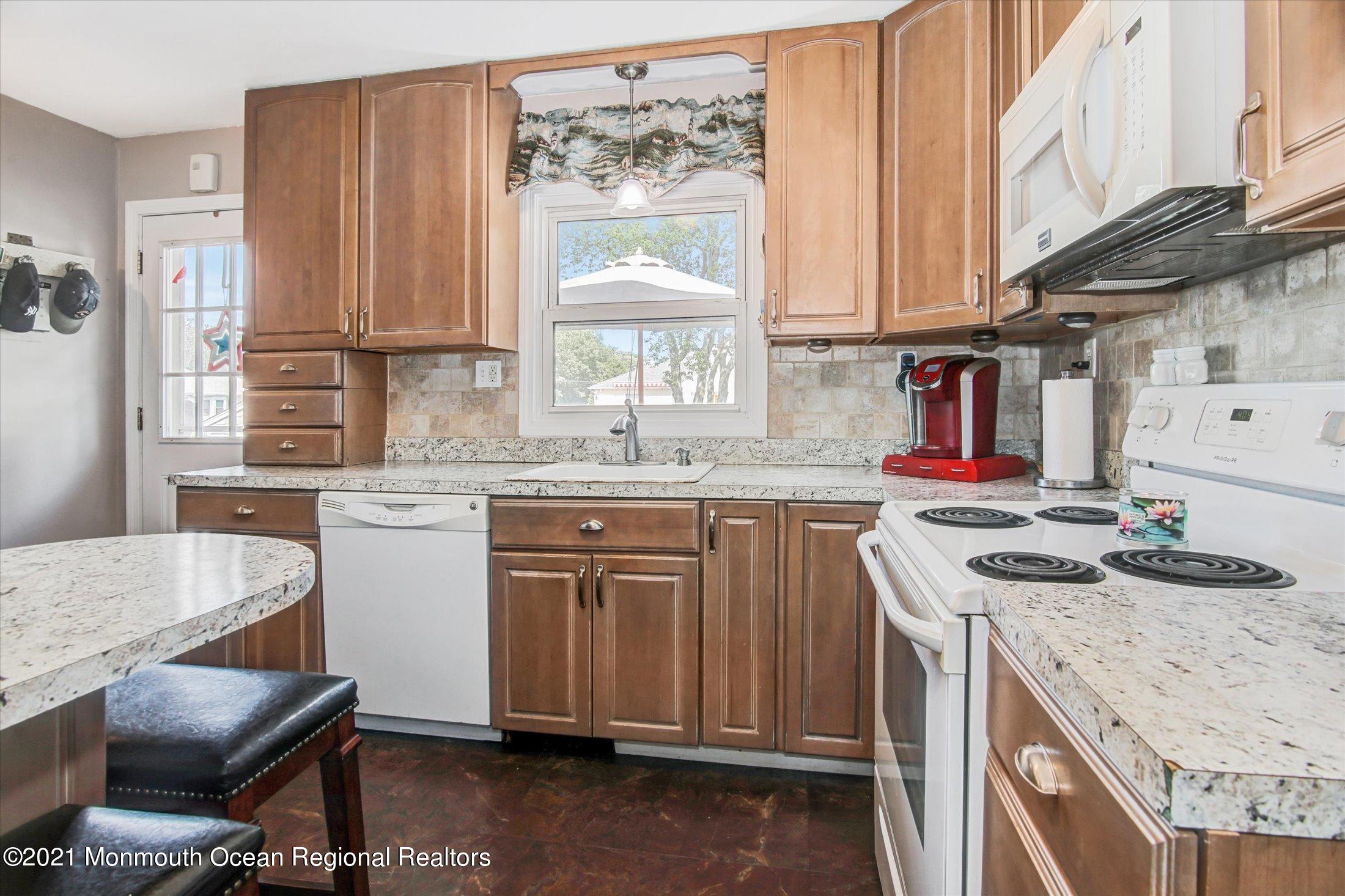565 George Road Toms River, NJ 08753 - Photo 10 of 32 09-Kitchen