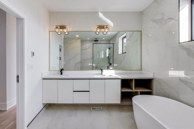 $1,197,000 | 2307 West Foster Avenue, Unit 3, Chicago, IL 60625