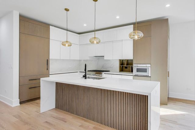 $1,197,000 | 2307 West Foster Avenue, Unit 3, Chicago, IL 60625