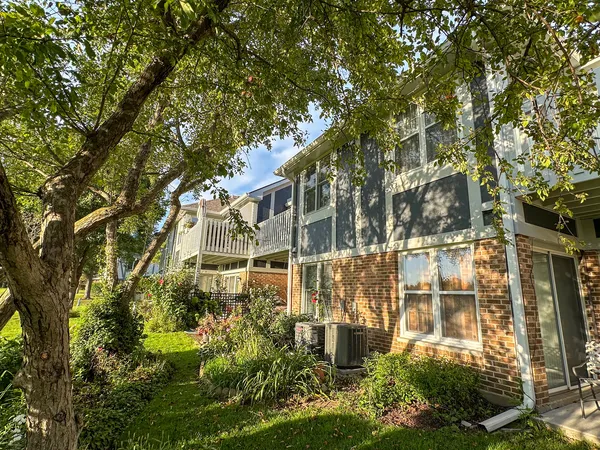 $2,700 | 174 Hemingway Court, Unit 174, Vernon Hills, IL 60061