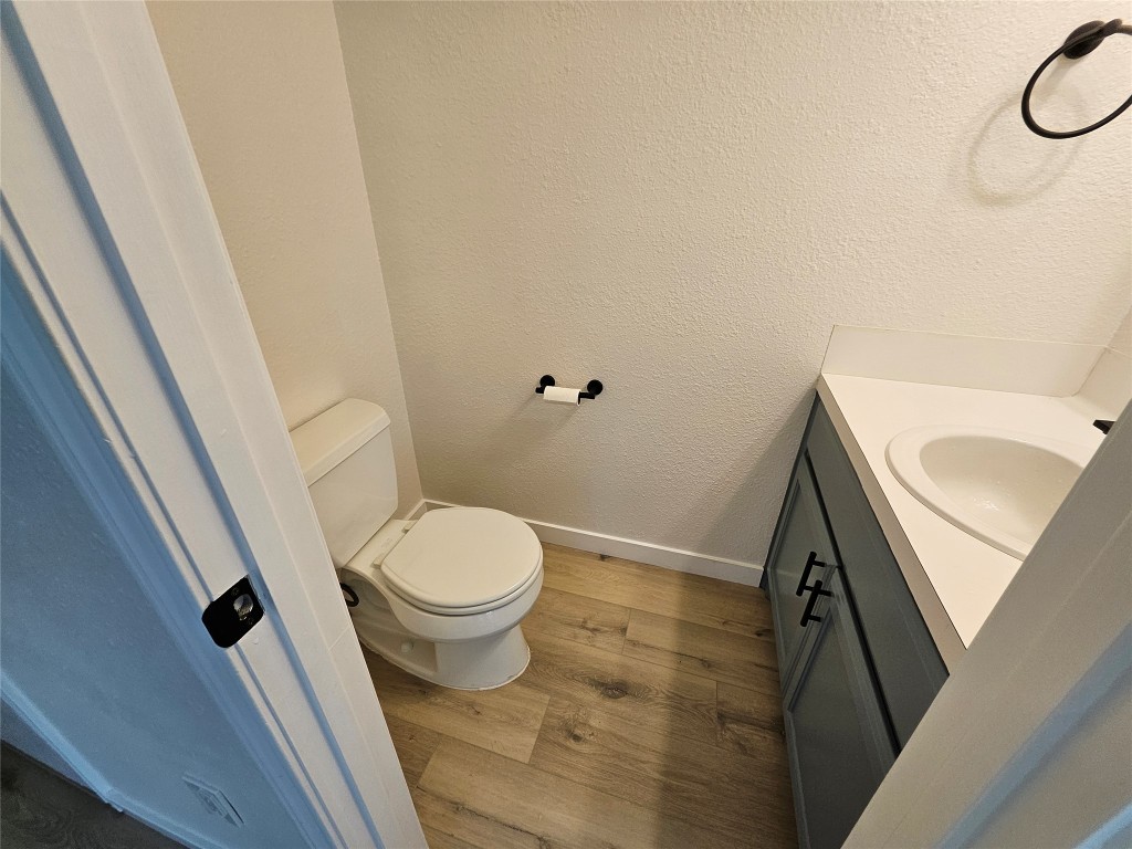 6806 Old Quarry Lane Austin, TX 78731 - Photo 12 of 29 a bathroom with a sink and toilet