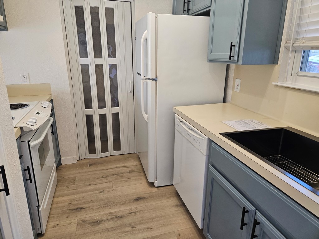 6806 Old Quarry Lane Austin, TX 78731 - Photo 7 of 29 a utility room with wooden floor washer and dryer