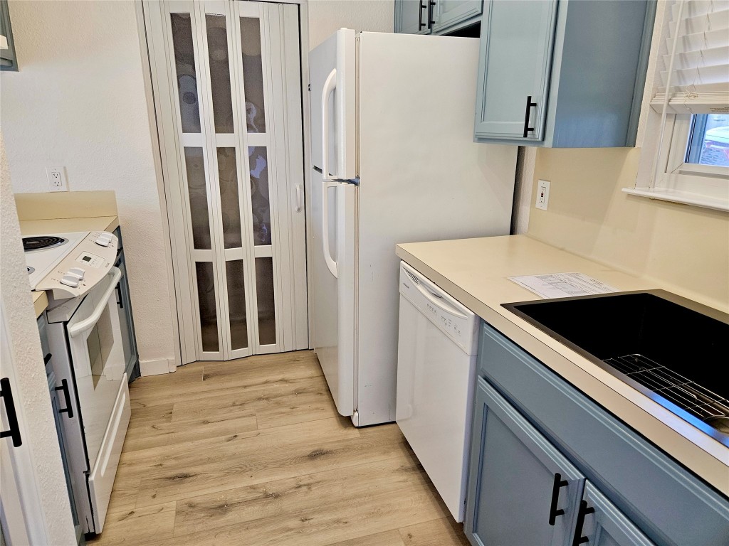 6806 Old Quarry Lane Austin, TX 78731 - Photo 8 of 29 a utility room with dryer and washer