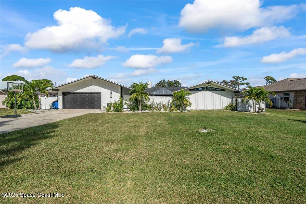 a view of an house with backyard space and garden