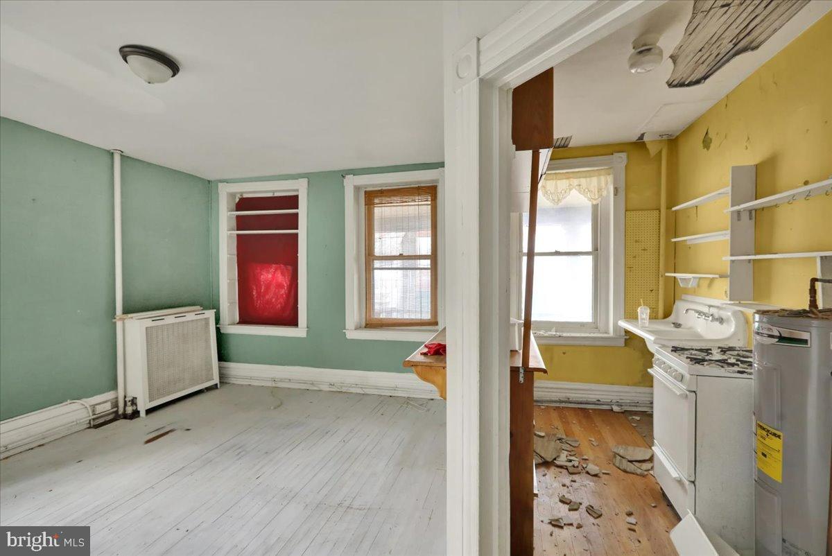 200 West Lancaster Avenue Reading, PA 19607 - Photo 43 of 50 Charming space with potential for renewal.
