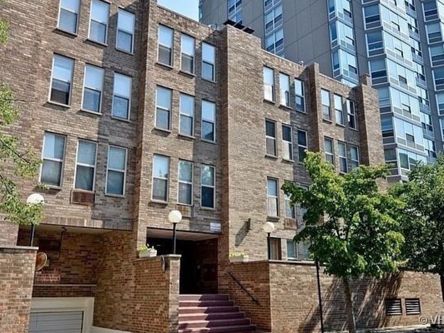 744 West Gordon Terrace, Unit 310 Chicago, IL 60613 - Photo 1 of 8 a front view of a multi story building