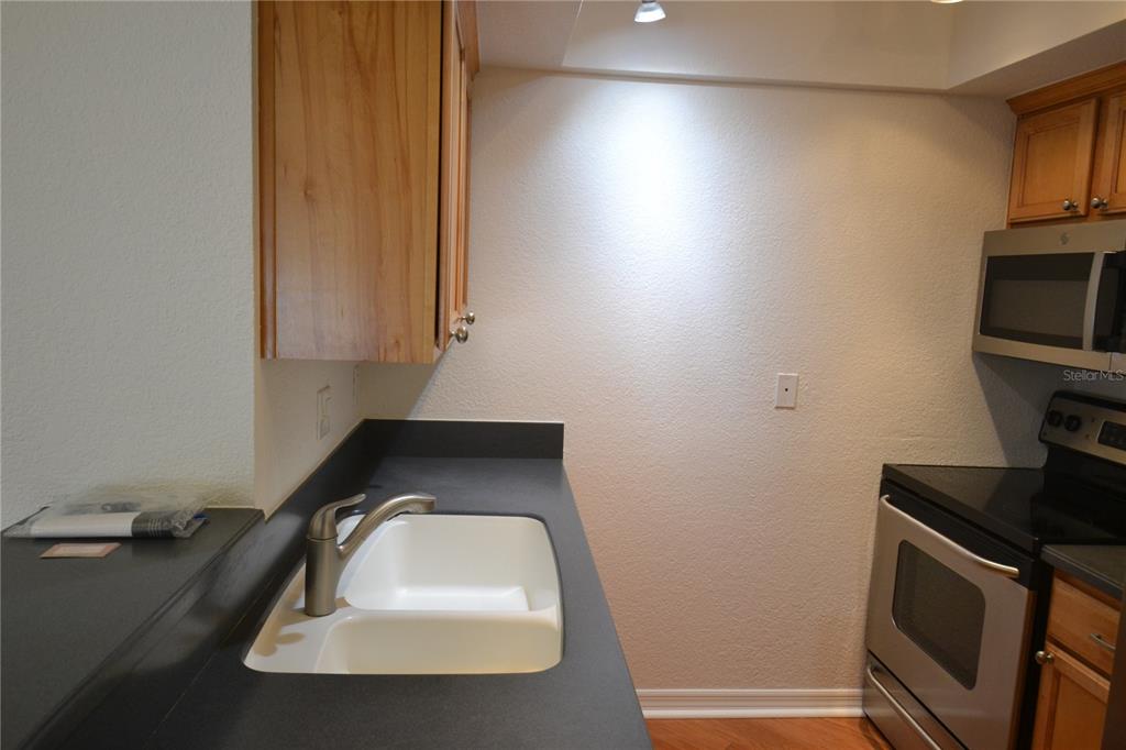 718 Lyndhurst Street, Unit 922 Dunedin, FL 34698 - Photo 4 of 39 a utility room with sink dryer and washer